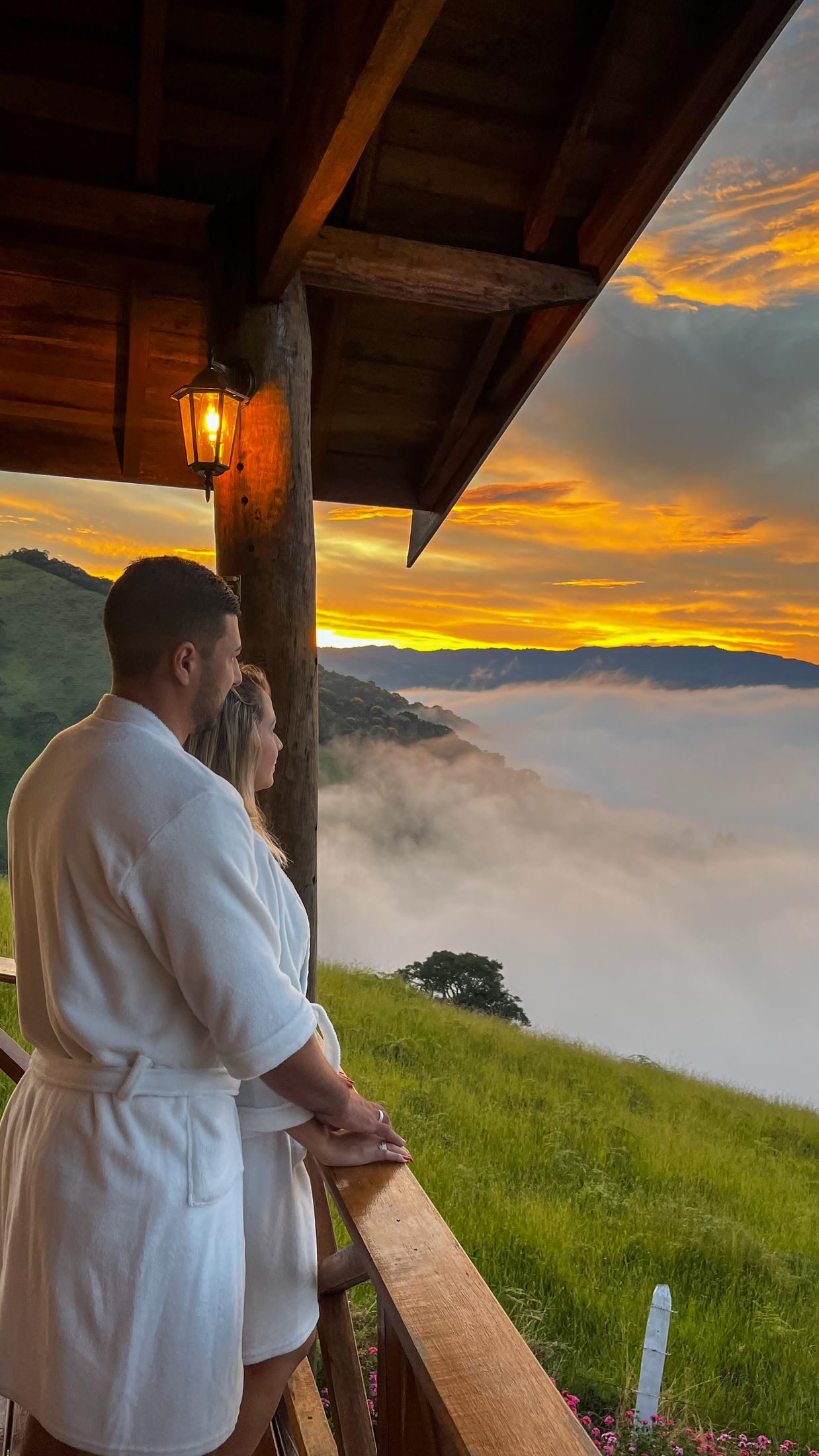 Casal contemplando o mar de nuvens